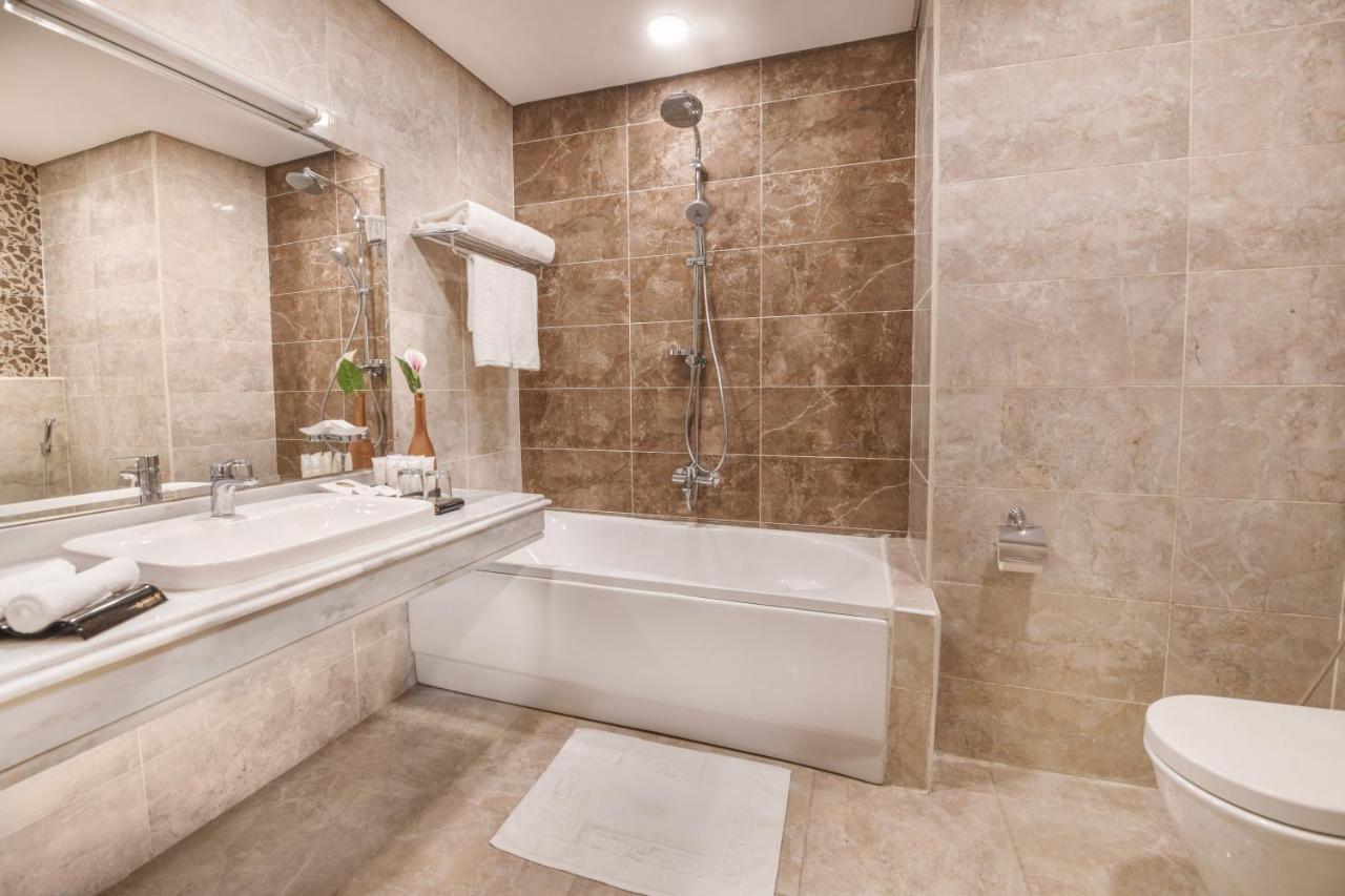 Tolip Gardens Hotel Кайро Екстериор снимка Bathroom