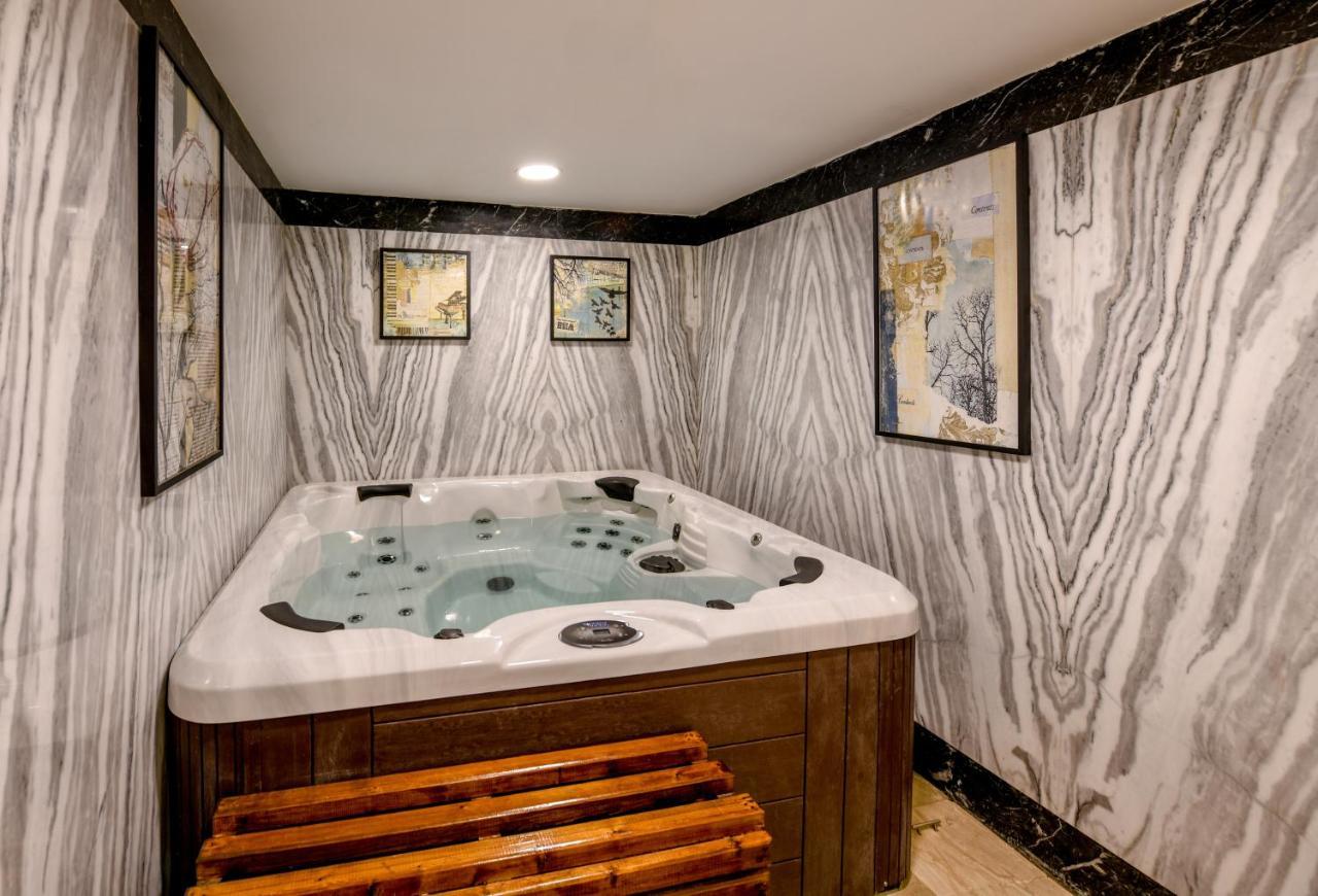 Tolip Gardens Hotel Кайро Екстериор снимка A hot tub